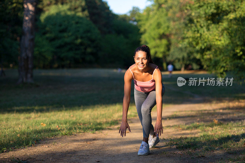 年轻女子在公园里跑步