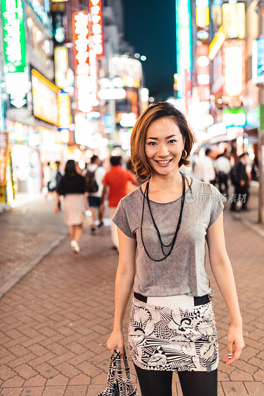 在城市街道上的亚洲女人