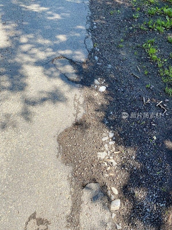 有坑坑洼洼的危险乡村道路