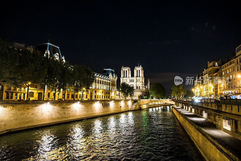 巴黎圣母院的夜晚从塞纳河