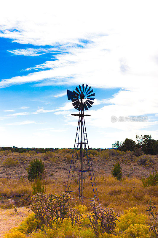 美国西南部沙漠牧场风车