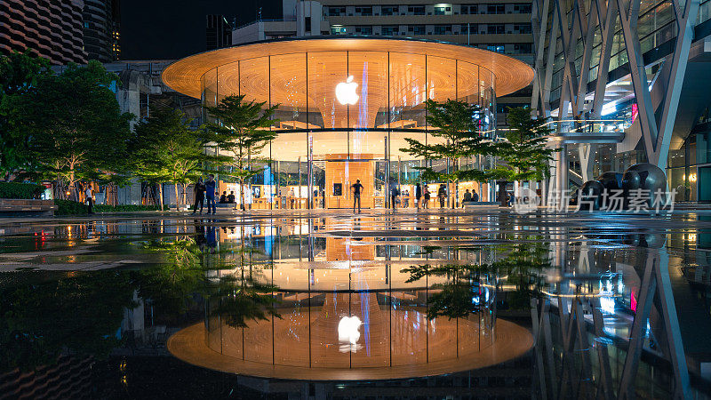 泰国曼谷中央世界购物中心前的苹果商店