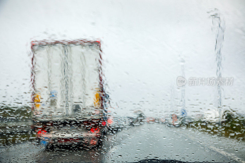 卡车在大雨中行驶在高速公路上