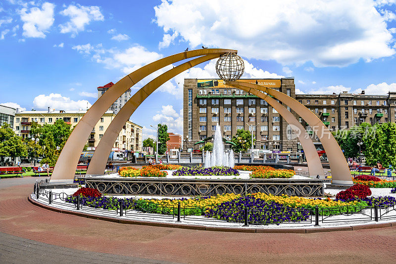 哈尔科夫火车站广场，一个阳光明媚的夏日