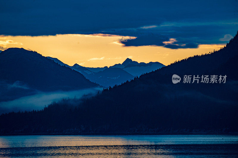 基奈半岛海湾上的日出倒影