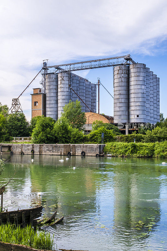 意大利——斯乐河岸上一个废弃的工业定居点的竖井