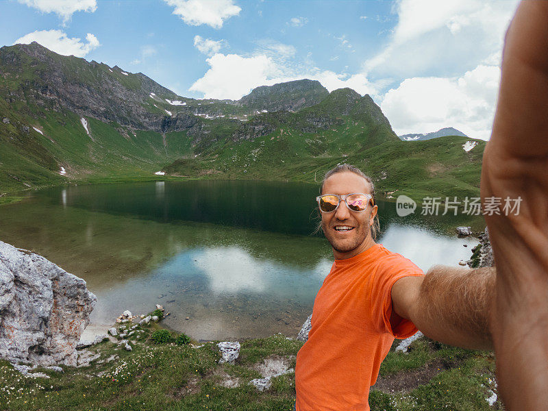 年轻人在山顶自拍，湖景