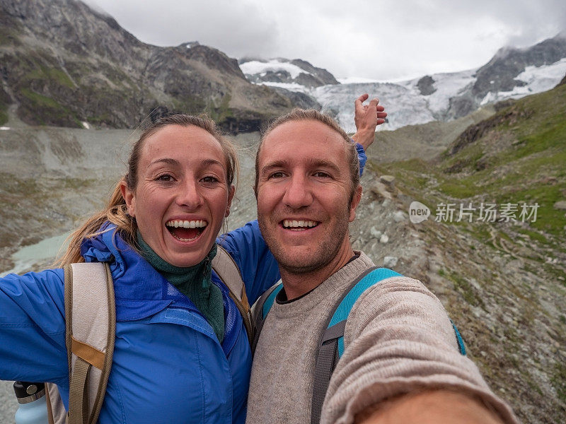 情侣徒步旅行和自拍与全景