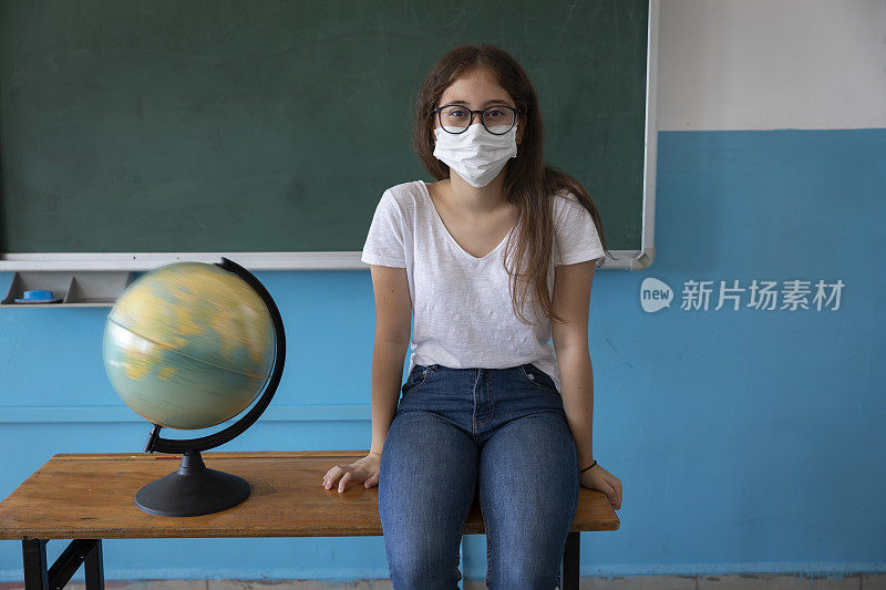 戴口罩的学生在教室等候。流行病教育进程。