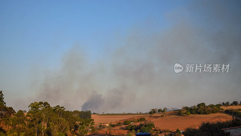 巴西米纳斯吉拉斯州野火冒烟