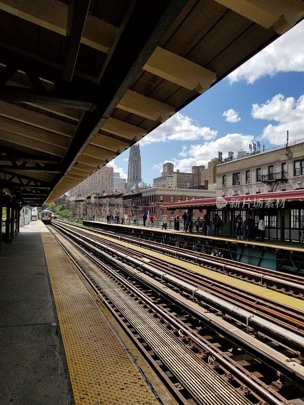 纽约市的地铁轨道和火车
