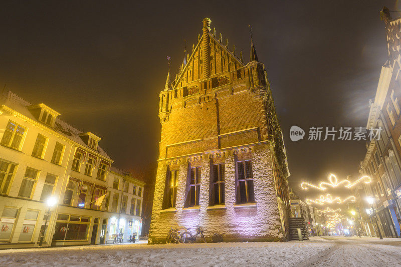 在一个寒冷的冬夜在汉萨同盟城市坎彭的老市政厅