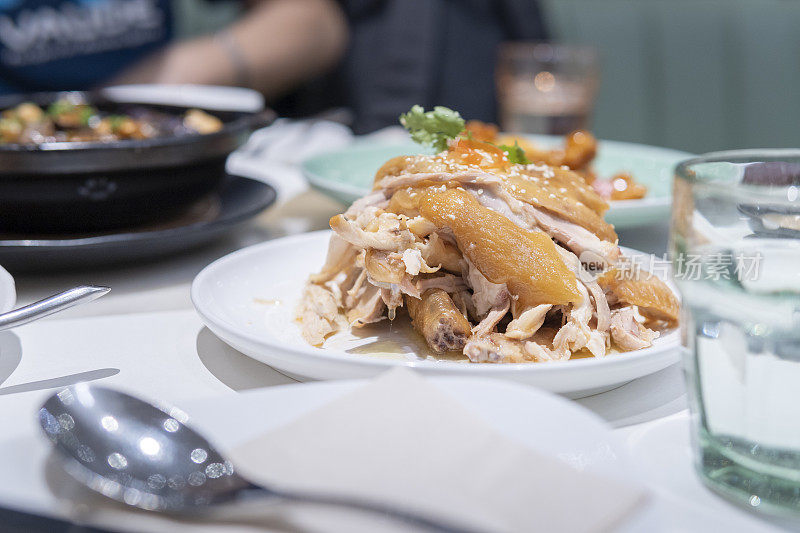 香喷喷的食物，如港式茶楼里的盐焗鸡丝等