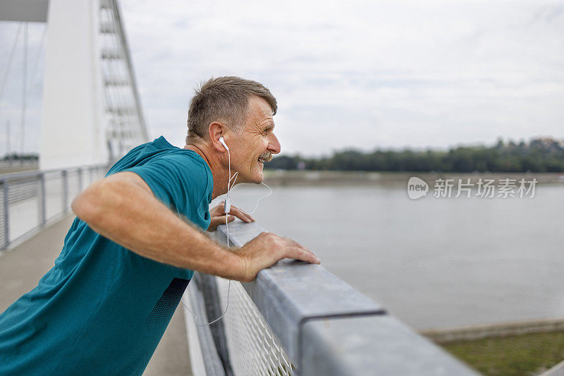 一个老人在户外做俯卧撑