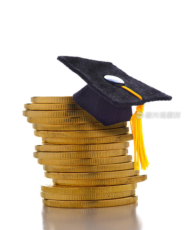 学位帽上印着一堆金币，代表着高昂的教育成本、学生贷款和贿赂