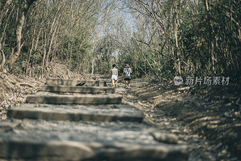 两个亚洲女人在台湾户外徒步旅行