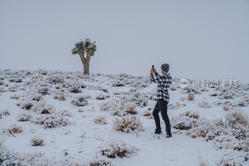 一名男子在冰雪覆盖的死亡谷国家公园自拍