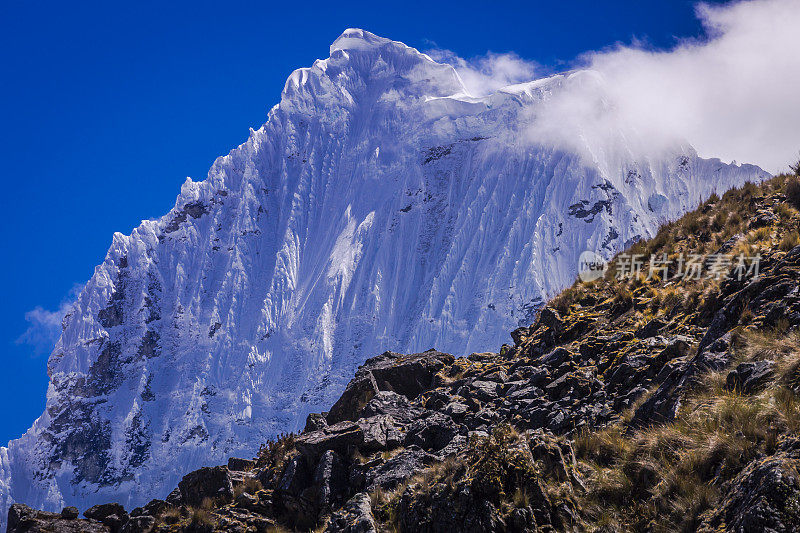 引人注目的山峰和冰川细节-白雪皑皑的布兰卡山脉-安第斯，秘鲁