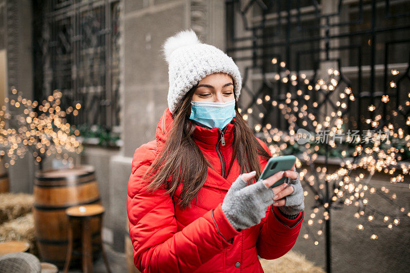 年轻的白人女人在用智能手机