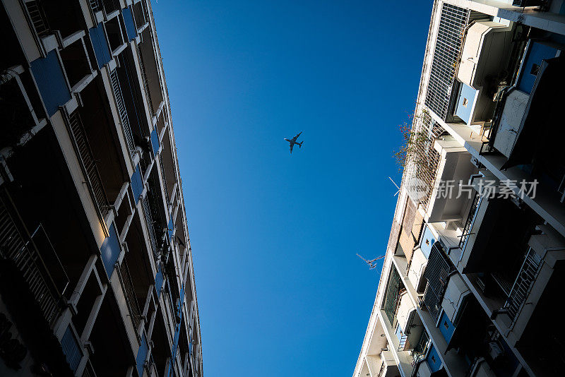 飞机飞过天空