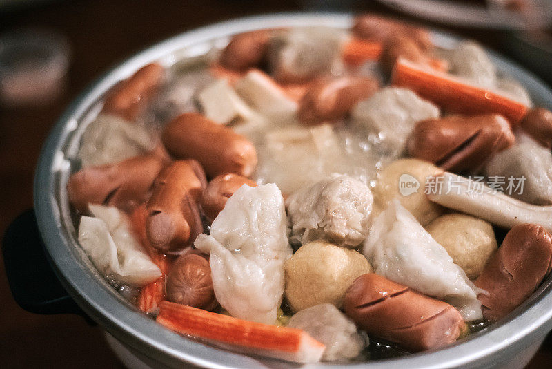 传统的中国汽船菜肴在别墅的火锅上准备