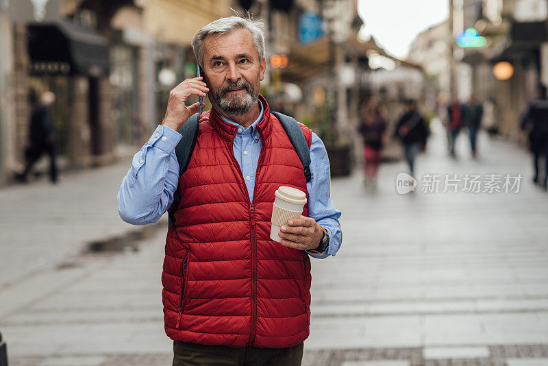 老男人一边喝咖啡一边打电话