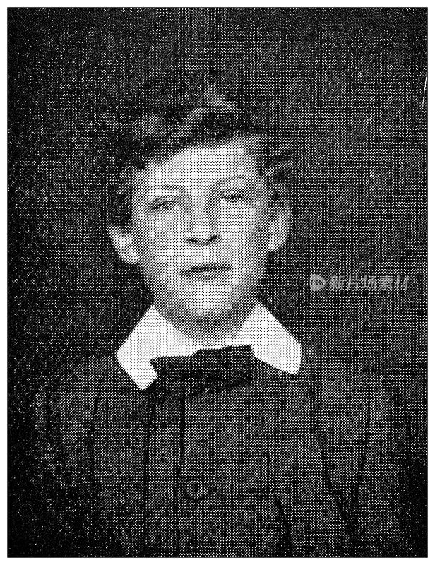 古董点印黑白照片:男孩肖像