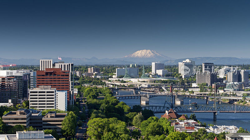 从空中俯瞰波特兰市中心的圣海伦斯山