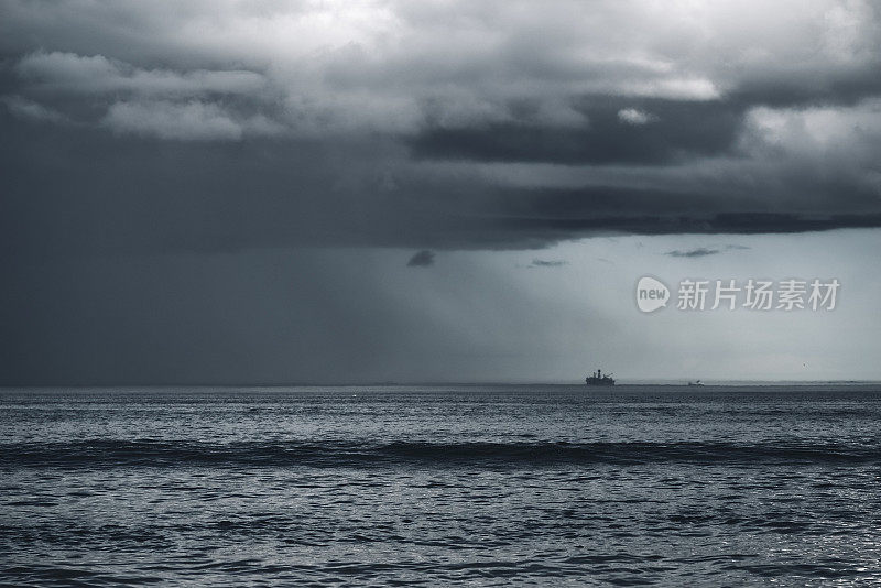 戏剧性的多雨多云的天空掠过黑水浪海