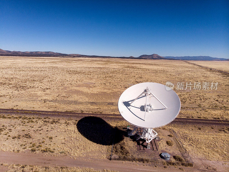 无人机俯瞰非常大的阵列，这是用于外太空射电天文学的巨型射电望远镜