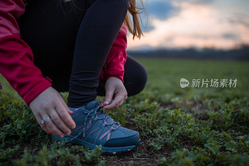 女人手系登山鞋的特写