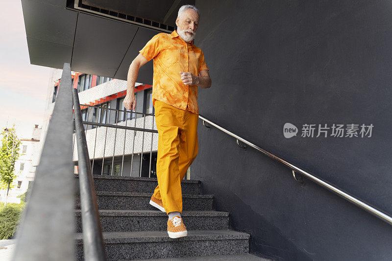 一个穿着便服、头发花白、很有魅力的老人的肖像，他匆匆忙忙地跑上楼梯