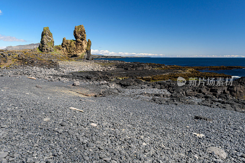 冰岛西部Snaefellsnes半岛上的Londrangar玄武岩悬崖