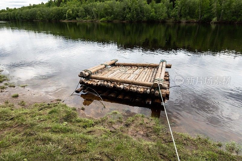 一个定制的木筏漂浮在瑞典Värmland的Klarälven河上