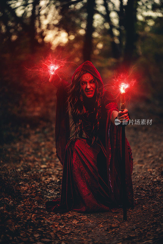 邪恶的女巫晚上在森林里用拐杖练习魔法