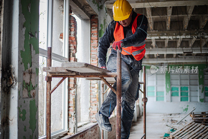 建筑工人在住宅楼安装新窗户，装修