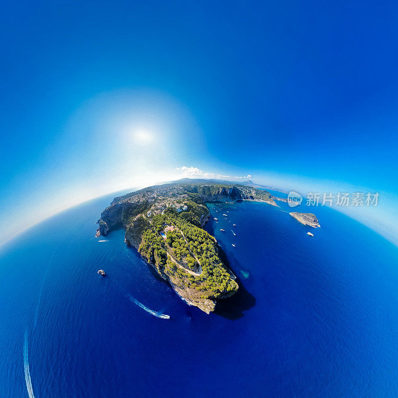 180度鸟瞰图:科斯塔布兰卡雄伟的海岸线