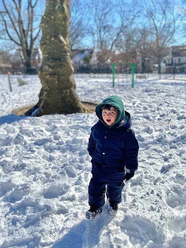 男孩走在雪地里