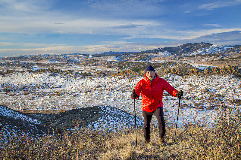资深男性徒步旅行者到达落基山脉山麓的山顶——科罗拉多州洛夫兰附近的魔鬼骨干开放空间的冬季风景