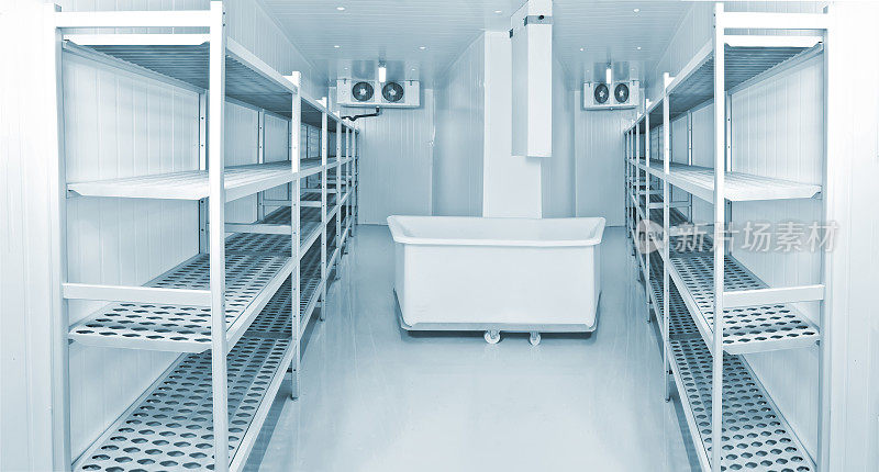 储存食物的冷藏室。安装用于制冰。生产用制冷设备。有架子的冷冻室。