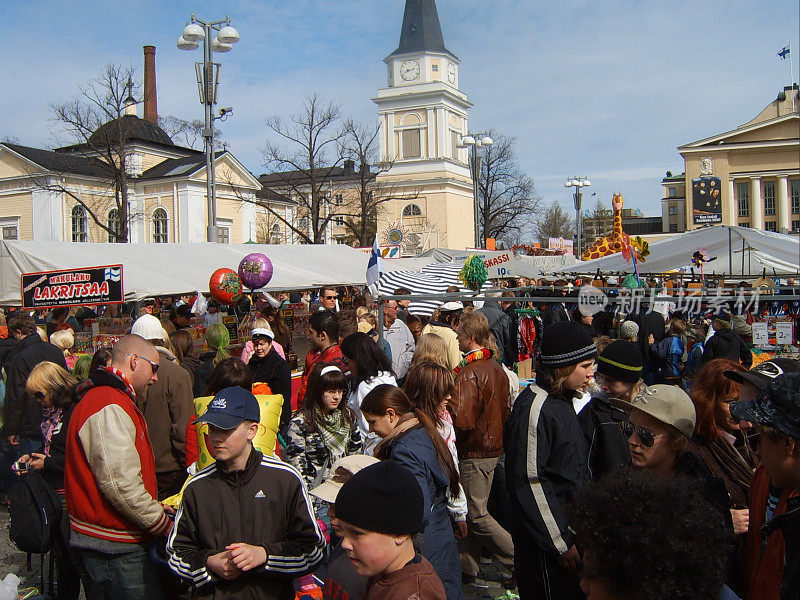 芬兰庆祝Walpugris节的小市场
