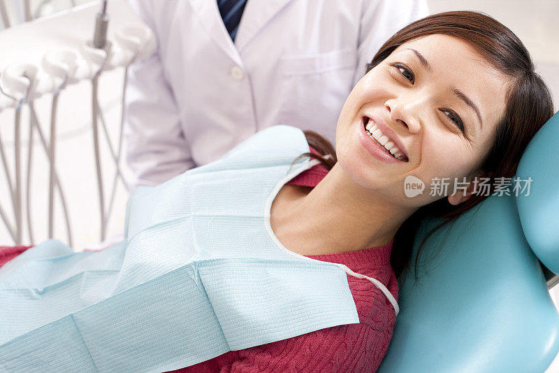 医生和患者在牙科诊所