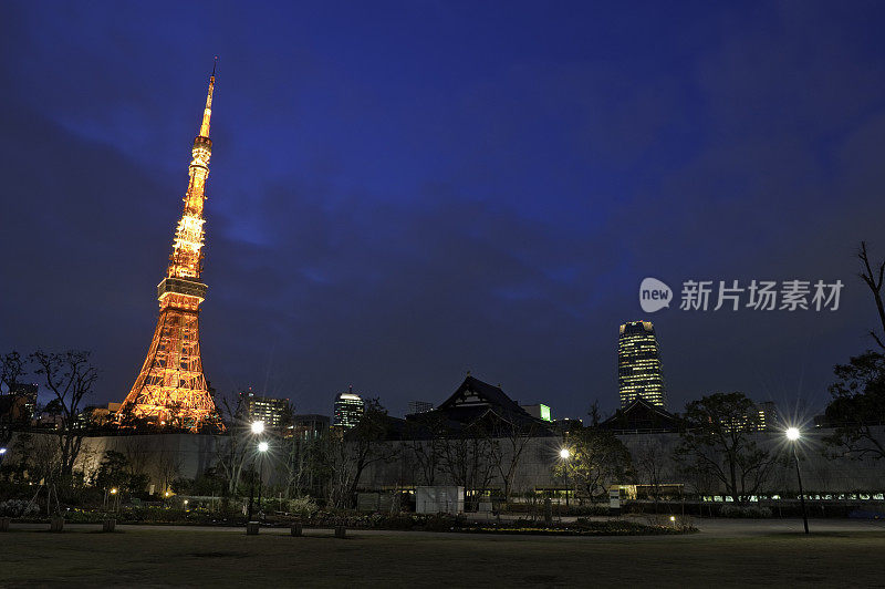 东京塔照亮稻户町蓝色黄昏日本柴馆公园