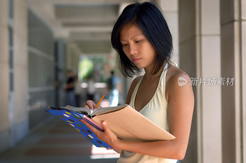 成年亚洲女大学生在校学习