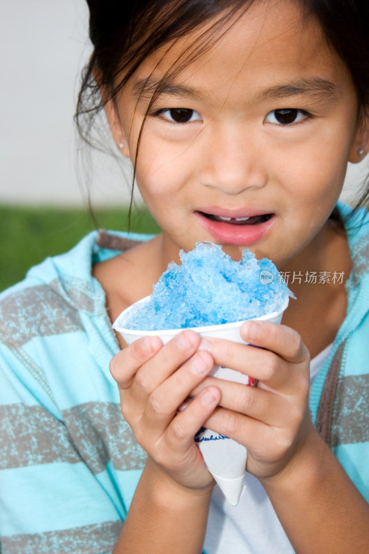 带着蓝色雪糕的中国小孩