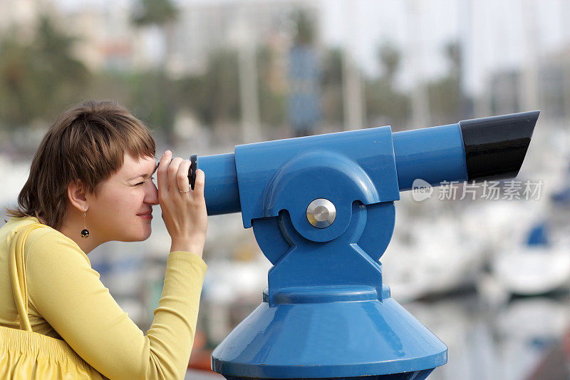 女人用望远镜看东西