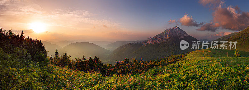 Rozsutec峰的日落景观