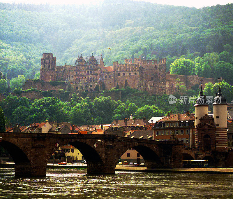 德国海德堡城堡的河畔景色