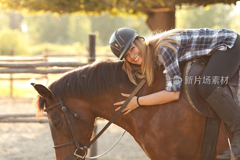 年轻女子骑马