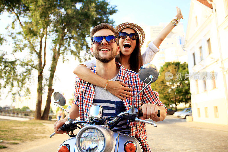 幸福的年轻夫妇在摩托车上享受公路旅行的肖像